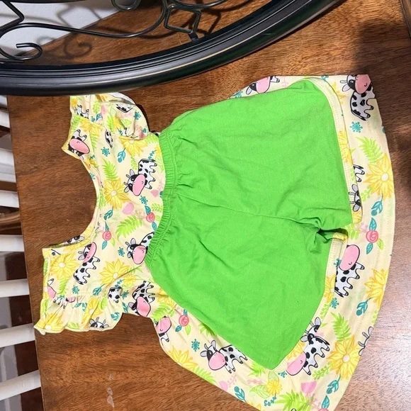 Boutique Yellow Cow Print Toddler top with Green Bloom Shorts - Picture 5 of 6